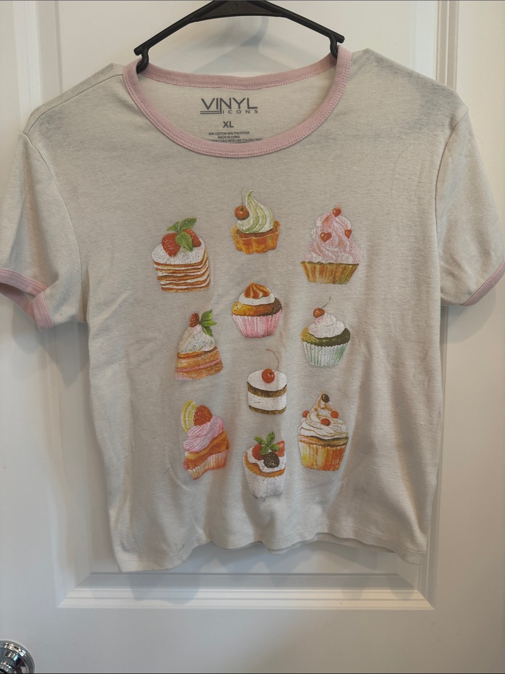 VINYL Icons White Short-Sleeve Cupcake Graphic Tee with Pink Trim